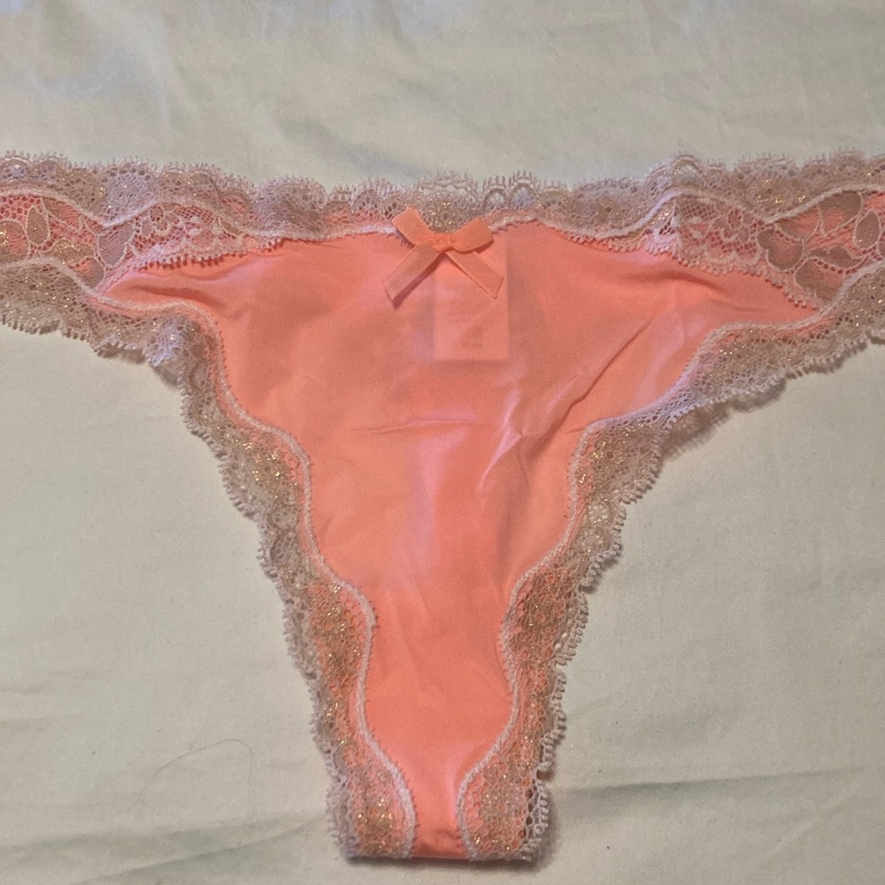 Victoria Secret lace trimmed thong med